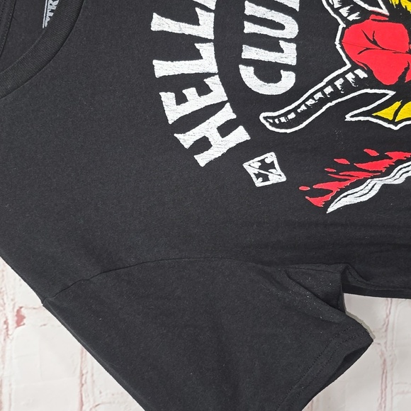 Netflix Stranger Things Hellfire Club Short Sleeve Tee Shirt Men's Size Medium - Picture 3 of 5
